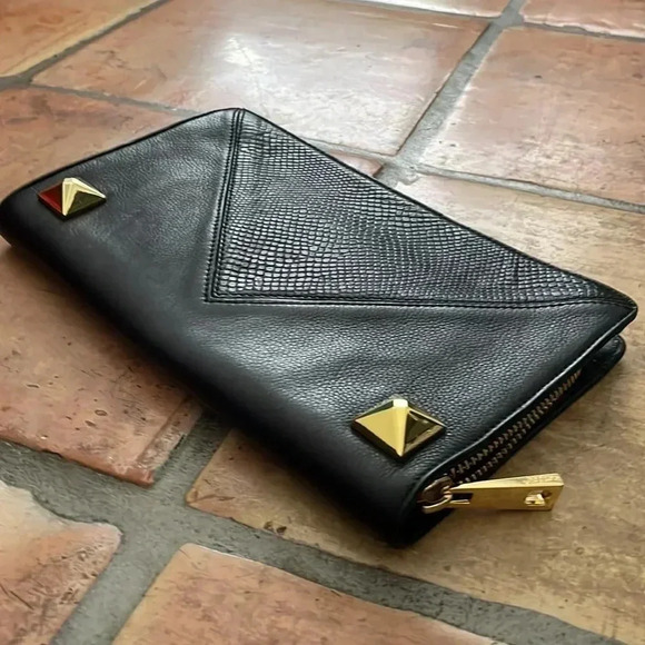 ๐HP๐ LINEA PELLE โจ Black Leather & Gold Stud Snake Reptile Embossed Zip Clutch - Picture 2 of 14